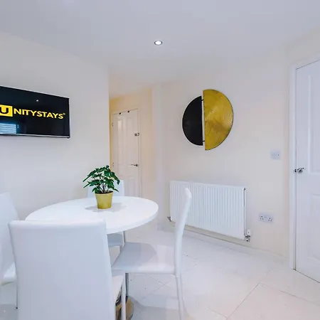 Spacious 3-bed With Free Parking And Near Centre Manchester