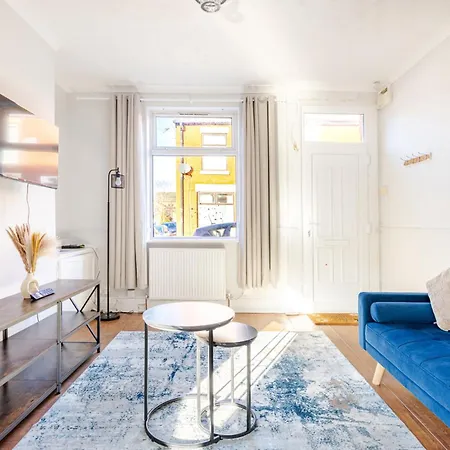 Semesterbostad 2br In Gorton, Free Parking & Wi-fi