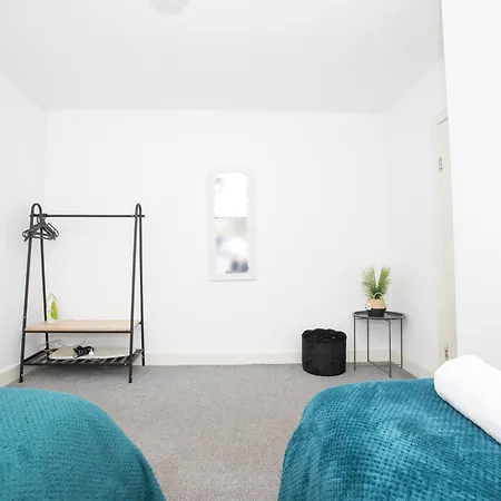 Spacious 4br In With Parking & Wi-fi Holiday home