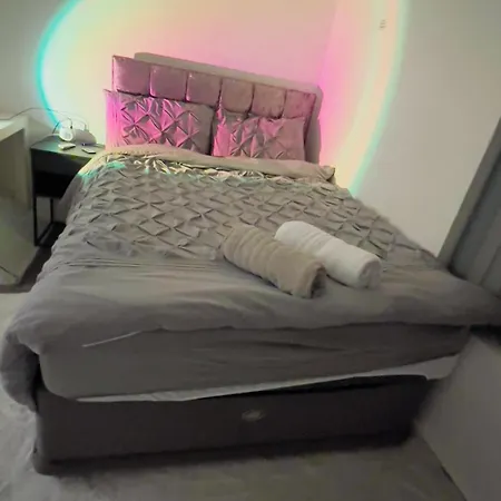 Guest house Manchester City Cosy Stay - Fresh New Master Bedroom Sleeps 3 Guests - 3 Adults 3*