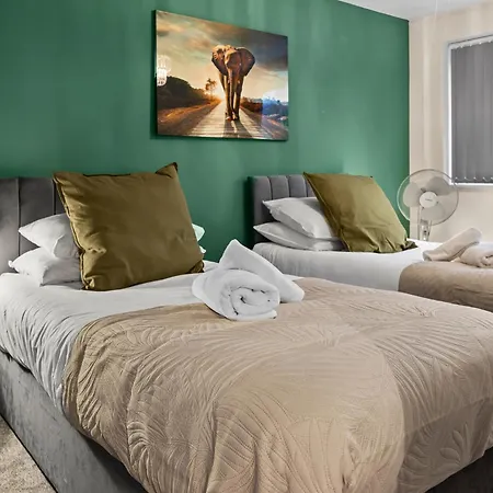 Holiday home Forest View- Oasis Mural -didsbury Zen Sleeps 10 *