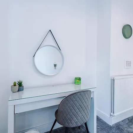 別荘 Large 4 Bed House Sleeps 8 By Host A *