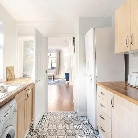 2 Bedroom House With Free Parking * Manchester