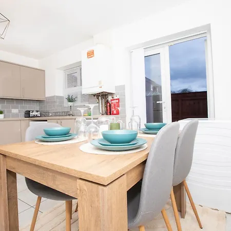 Spacious 4br In With Parking & Wi-fi 別荘 マンチェスター