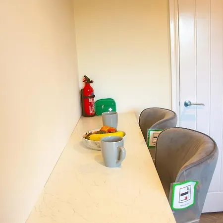 Hub - 2br With Free Parking, Near Airport & Attractions 別荘 *