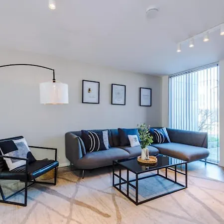 Modern House - Sleeps 6 - Free Parking - Near Etihad Stadium - Coop Live *