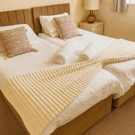 Hub - 2br With Free Parking, Near Airport & Attractions Nyaraló