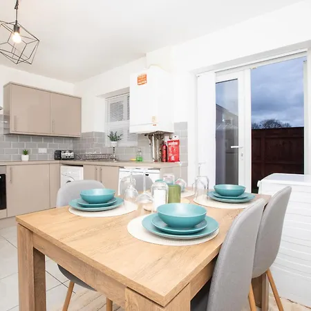 Spacious 4br In With Parking & Wi-fi Ferienhaus Manchester