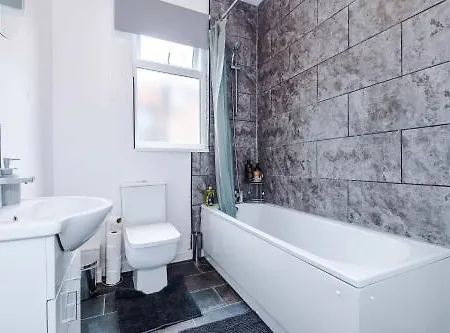 Dom wakacyjny Large 4 Bed House Sleeps 8 By Host A Manchester