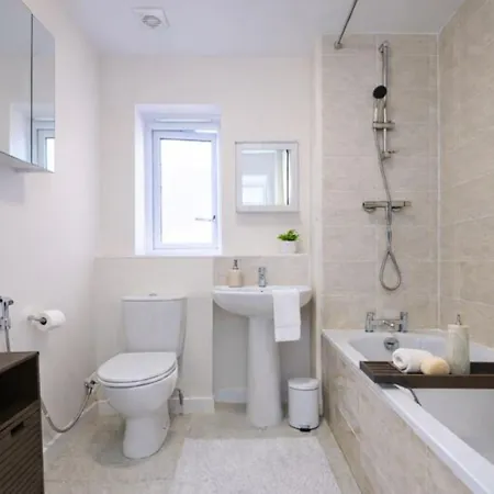 Spacious 3-bed With Free Parking And Near Centre Manchester