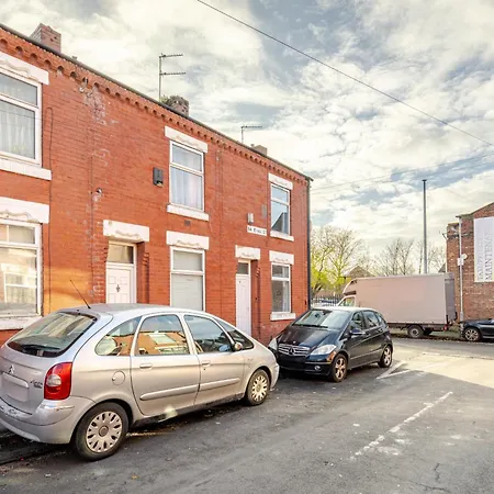 Semesterbostad 2br In Gorton, Free Parking & Wi-fi *