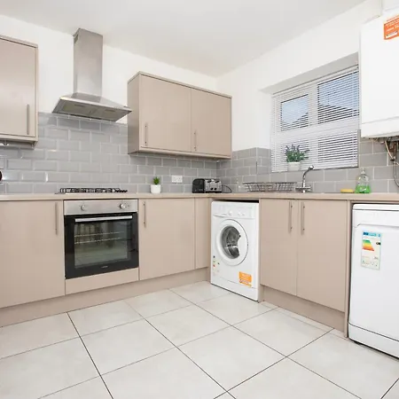 Spacious 4br In With Parking & Wi-fi Ferienhaus