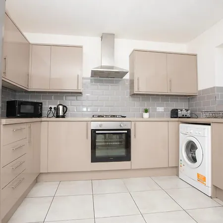 Spacious 4br In With Parking & Wi-fi