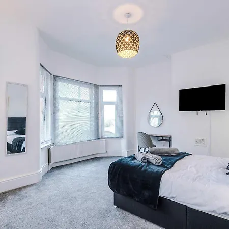 Large 4 Bed House Sleeps 8 By Host A *