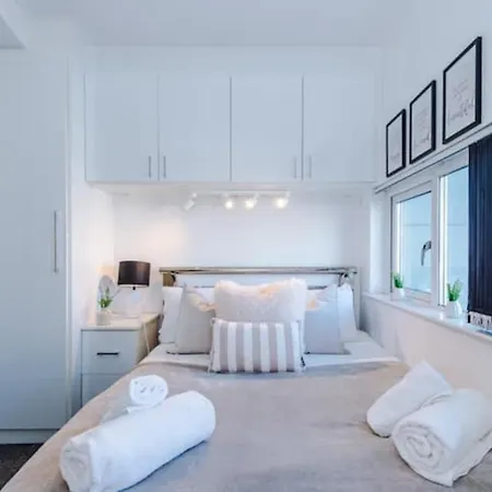Casa de Férias Modern House - Sleeps 6 - Free Parking - Near Etihad Stadium - Coop Live *