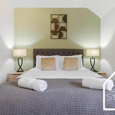 Spacious 3 Bed With Pac-man, Darts And 2 Parking Spaces