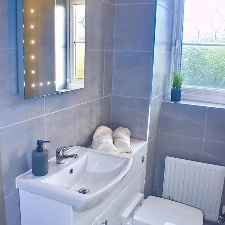 Hub - 2br With Free Parking, Near Airport & Attractions Semesterbostad *