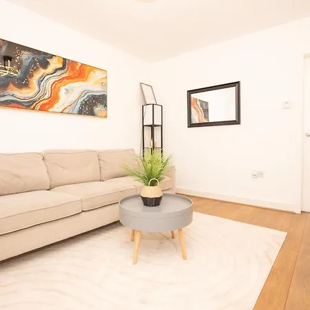 Spacious 4br In With Parking & Wi-fi Holiday home *