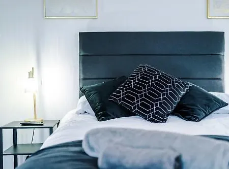 بيت للعطل Large 4 Bed House Sleeps 8 By Host A *