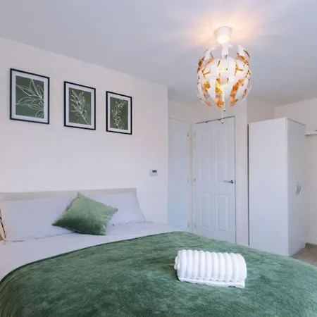 Spacious 3-bed With Free Parking And Near Centre Manchester