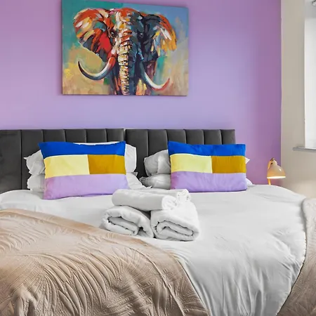 Holiday home Forest View- Oasis Mural -didsbury Zen Sleeps 10 *