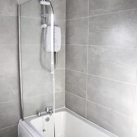 Hub - 2br With Free Parking, Near Airport & Attractions