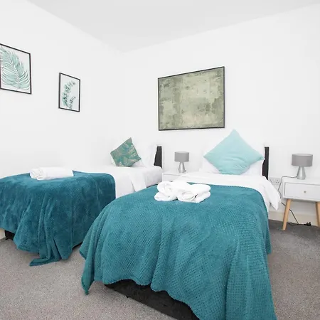 Spacious 4br In With Parking & Wi-fi *