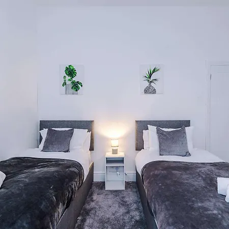 Large 4 Bed House Sleeps 8 By Host A Tatil Evi