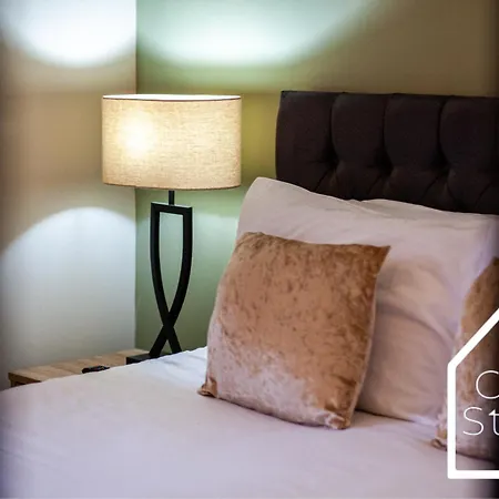 Spacious 3 Bed With Pac-man, Darts And 2 Parking Spaces *