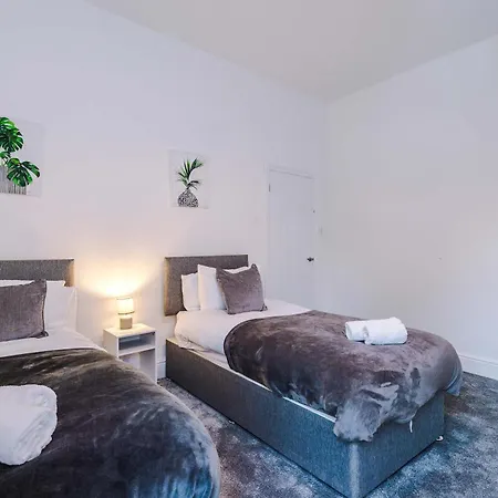 Large 4 Bed House Sleeps 8 By Host A