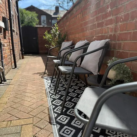The Manchester Haven Sleeps 10 Near City Centre Breakfast Hamper Included *