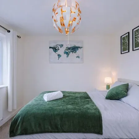 Spacious 3-bed With Free Parking And Near Centre *