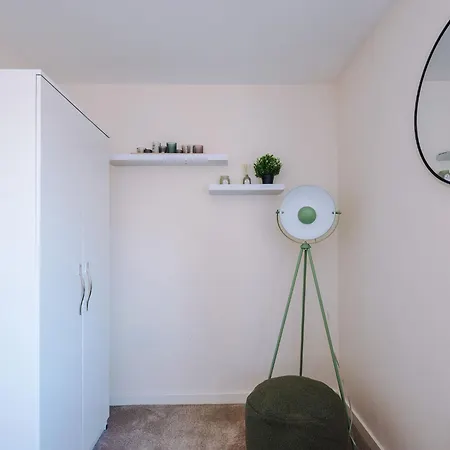 Spacious 3-bed With Free Parking And Near Centre