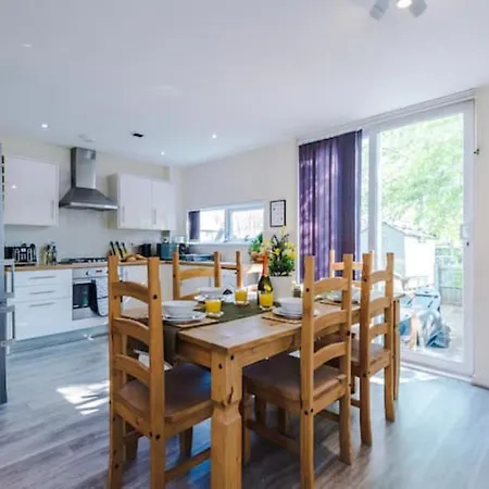 Casa de Férias Modern House - Sleeps 6 - Free Parking - Near Etihad Stadium - Coop Live *