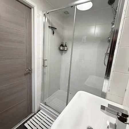 Holiday home The Manchester Haven Sleeps 10 Near City Centre Breakfast Hamper Included