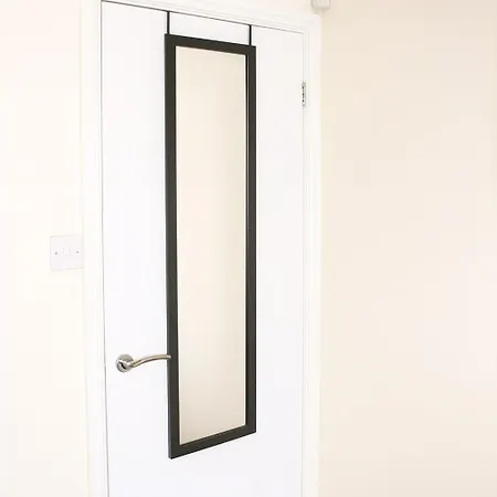 Holiday home Hub - 2br With Free Parking, Near Airport & Attractions