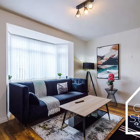 Spacious 3 Bed With Pac-man, Darts And 2 Parking Spaces * מנצ'סטר