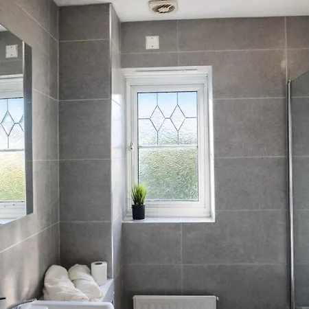 Hub - 2br With Free Parking, Near Airport & Attractions 別荘