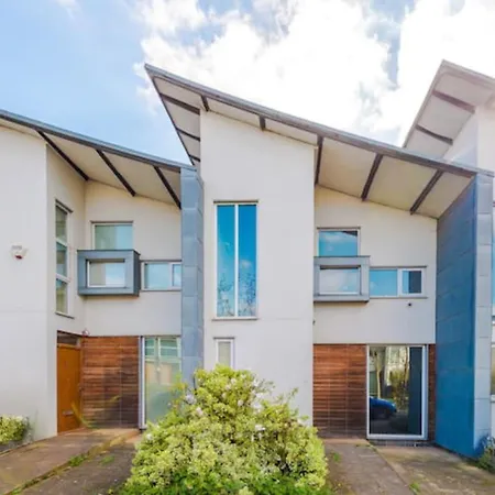 Modern House - Sleeps 6 - Free Parking - Near Etihad Stadium - Coop Live