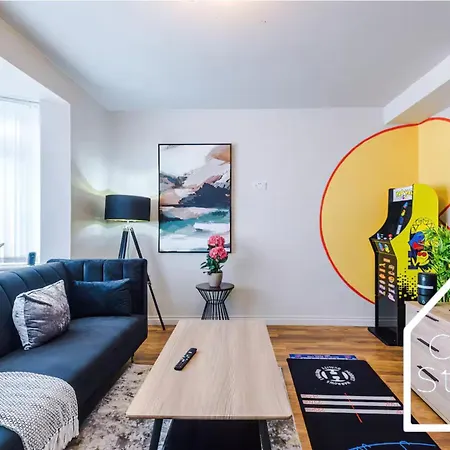 Spacious 3 Bed With Pac-man, Darts And 2 Parking Spaces *