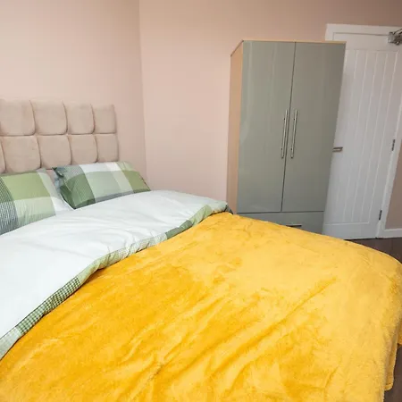 Bed & Breakfast Elegant And Modern 3 Double Bedroom Near Centre Entire House Parking Manchester