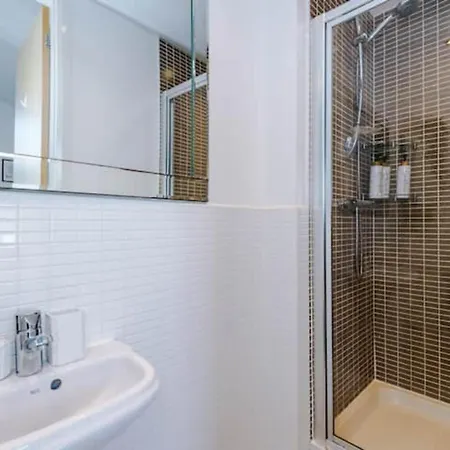 Casa de Férias Modern House - Sleeps 6 - Free Parking - Near Etihad Stadium - Coop Live