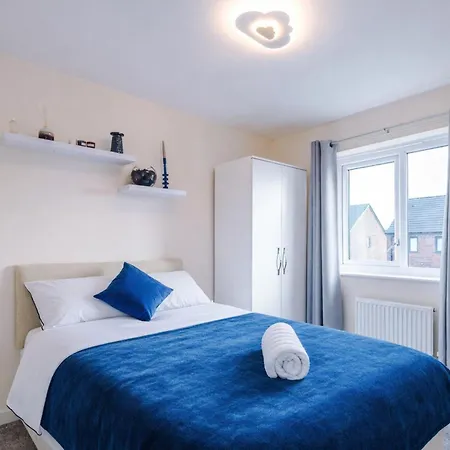 Prázdninový dům Spacious 3-bed With Free Parking And Near Centre Manchester