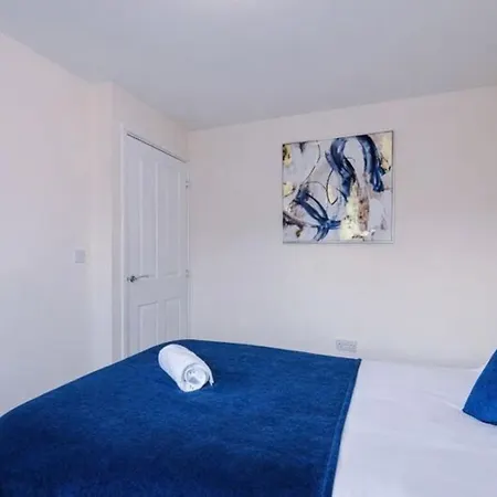 Spacious 3-bed With Free Parking And Near Centre Manchester