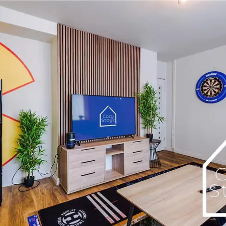 Spacious 3 Bed With Pac-man, Darts And 2 Parking Spaces * Манчестер