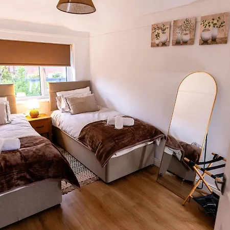 Sleeps 5 - Free Parking - Near Airport & * Mánchester