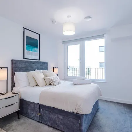 Beautiful 2 Bedroom *