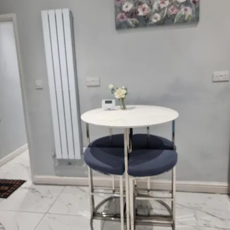 Newly Refurbished 2- Bed Stylish Apartmán *