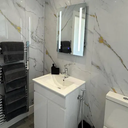 6 Guests Parking Near Old Trafford Football & Cricket 10 Mins To Ideal For Contractors & Professionals Апартаменты