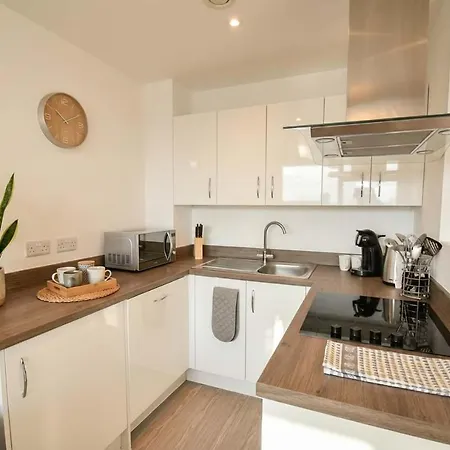 Modern 1 Bed With Views In *